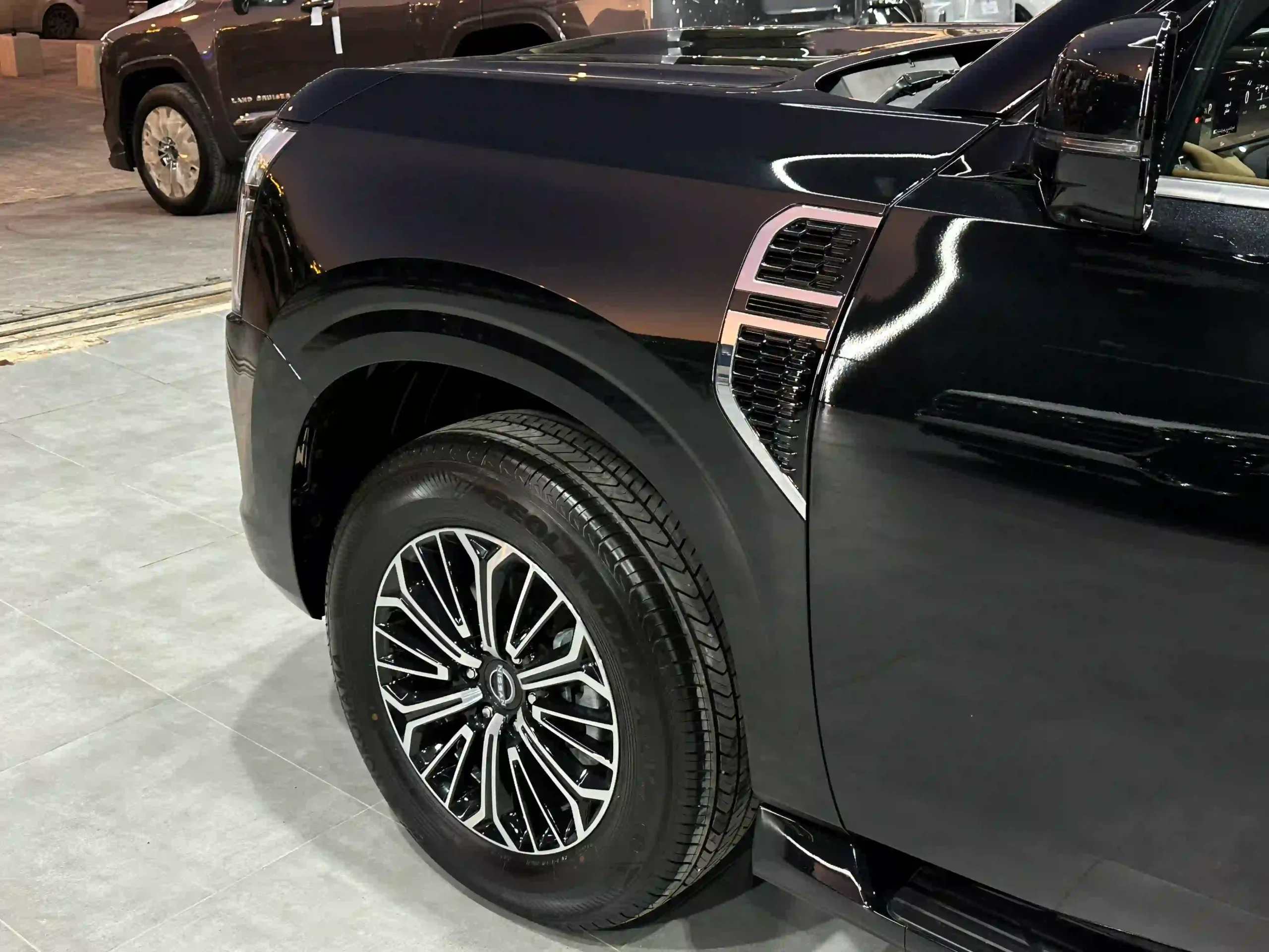 عجلات سيارة نيسان باترول بلاتينيوم سيتي 2025