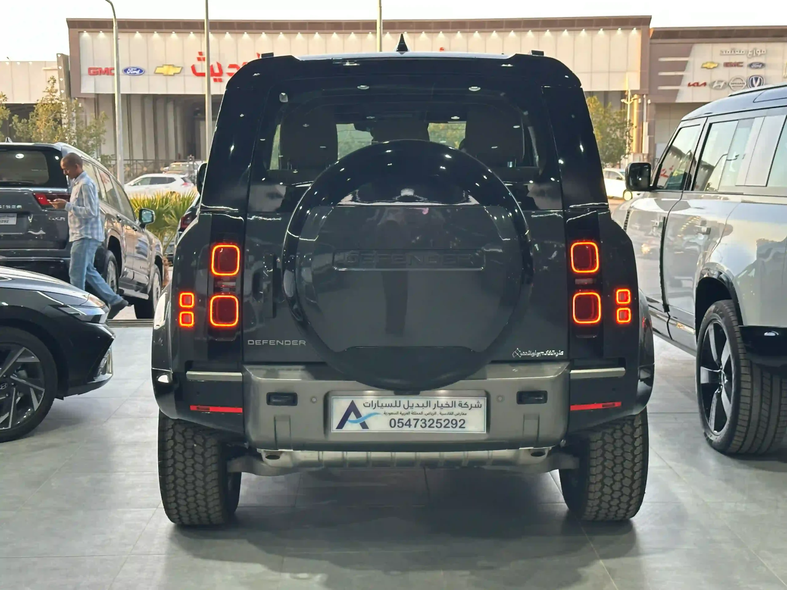 لاند روفر ديفندر 90 S 2025 الخيار البديل