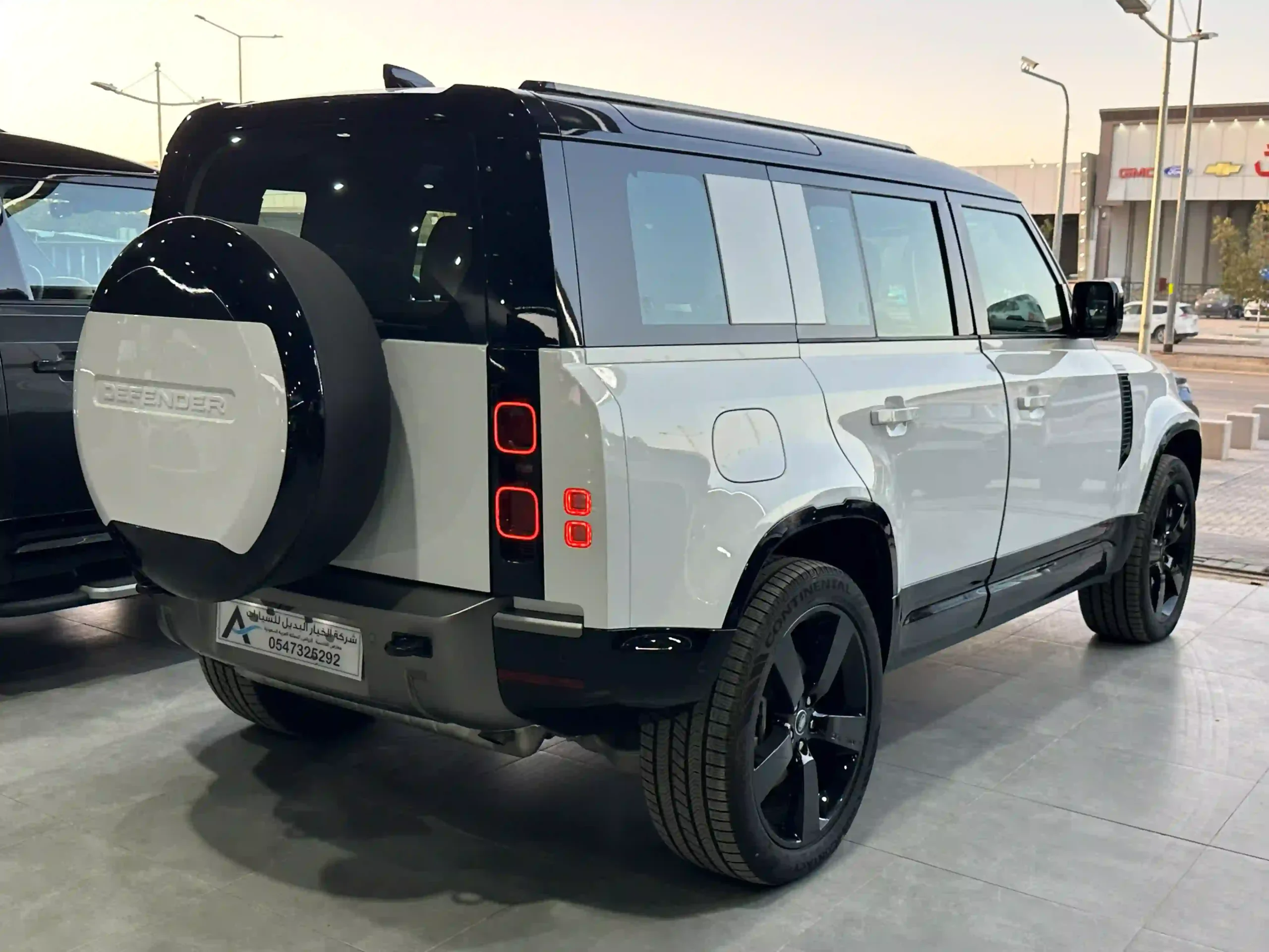 لاند روڤر ديفندر 110 X-Dynamic HSE 2025 الخيار البديل